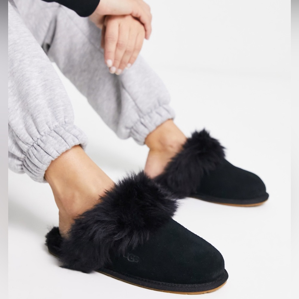100% Authentic UGG Scuff Sis shearling slippers size 9
RARE BLACK ON BLACK